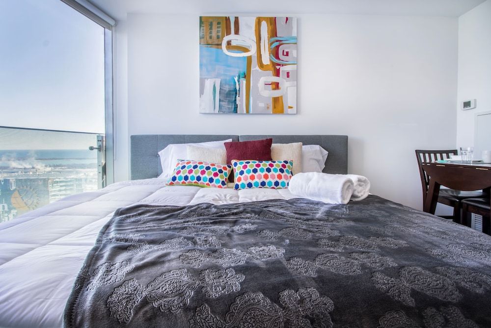 MiCasa Suites - Modern Executive Condo Studio Suite, 1 King Bed, City View 9