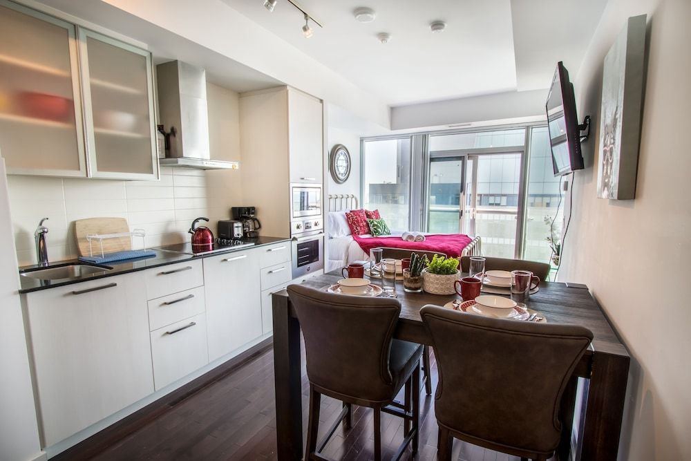 MiCasa Suites - Modern Executive Condo Studio Suite, 1 Queen Bed, City View 9