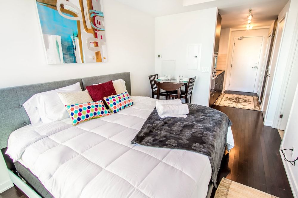 MiCasa Suites - Modern Executive Condo Studio Suite, 1 King Bed, City View 5