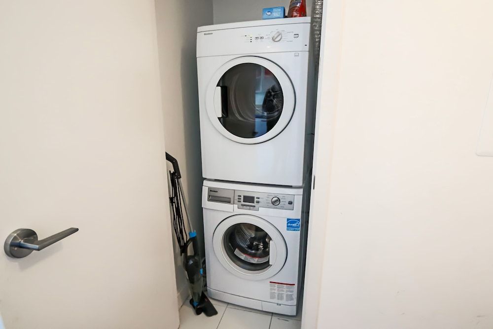 MiCasa Suites - Modern Executive Condo Studio Suite, 1 Queen Bed, City View 7