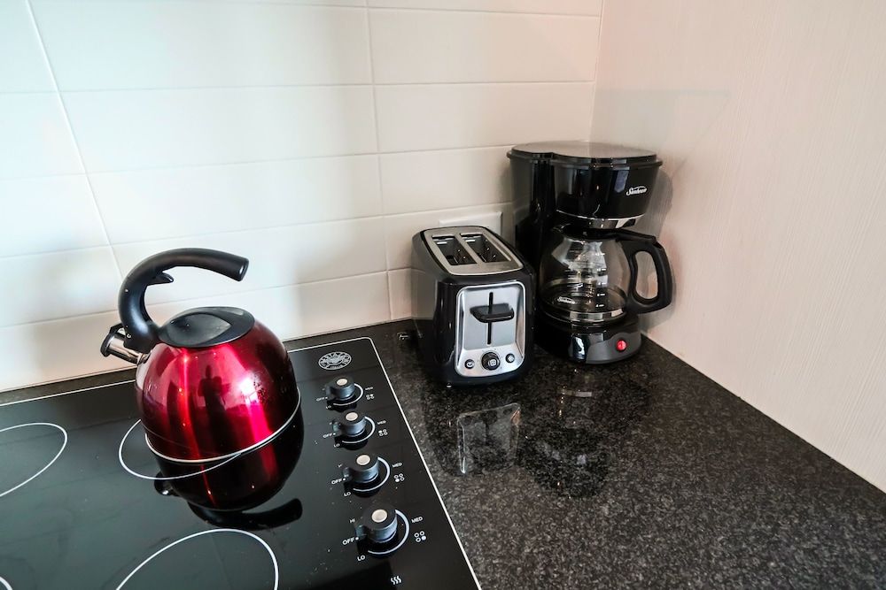 MiCasa Suites - Modern Executive Condo Studio Suite, 1 Queen Bed, City View 3