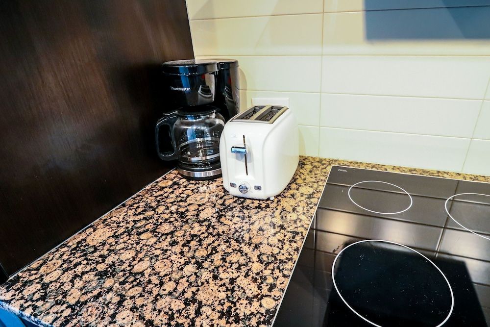 MiCasa Suites - Modern Executive Condo Studio Suite, 1 King Bed, City View 4