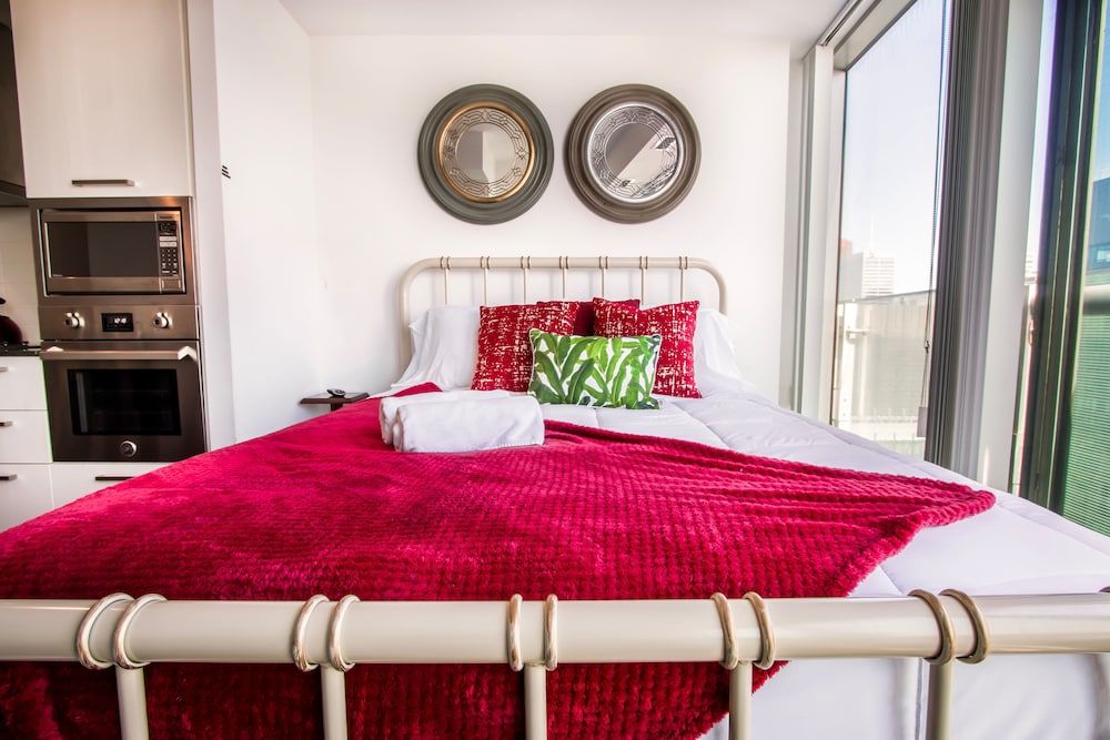 MiCasa Suites - Modern Executive Condo Studio Suite, 1 Queen Bed, City View 2