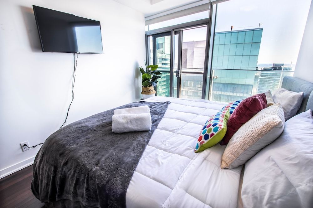 MiCasa Suites - Modern Executive Condo Studio Suite, 1 King Bed, City View 6