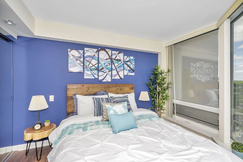 QuickStay - Elegance in Yorkville (Yonge & Bloor) Luxury Condo, 1 Queen Bed, City View 2