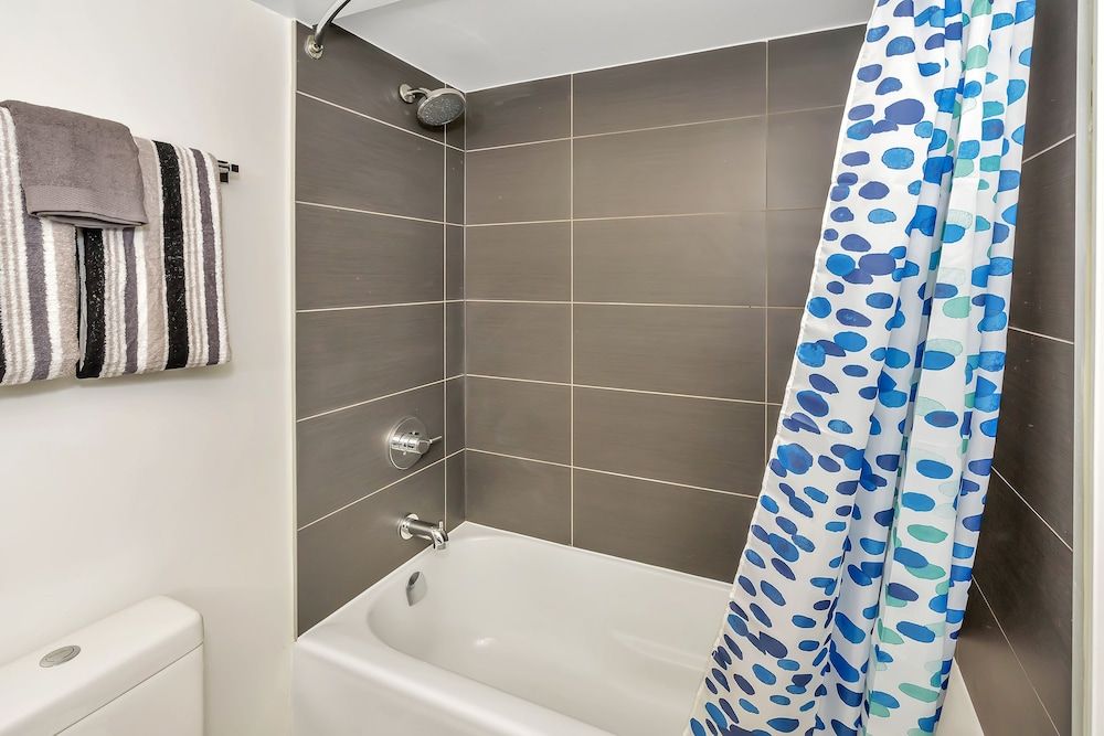 QuickStay - Elegance in Yorkville (Yonge & Bloor) Luxury Condo, 1 Queen Bed, City View 9