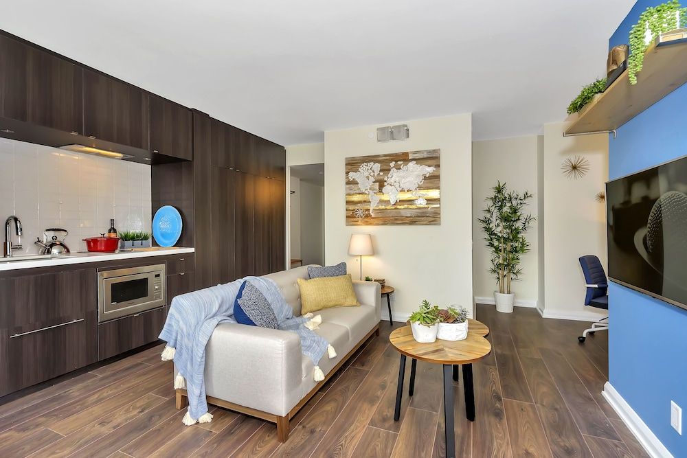 QuickStay - Elegance in Yorkville (Yonge & Bloor) Luxury Condo, 1 Queen Bed, City View 3