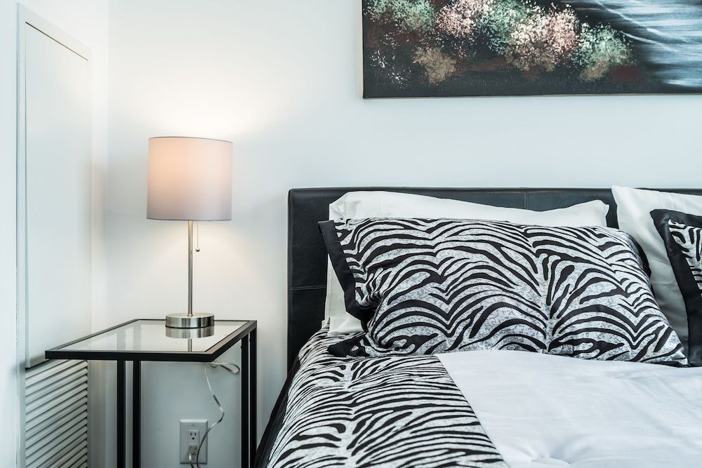 Condo in the sky with a breathtaking view Superior Condo, 1 Bedroom, Lake View 3