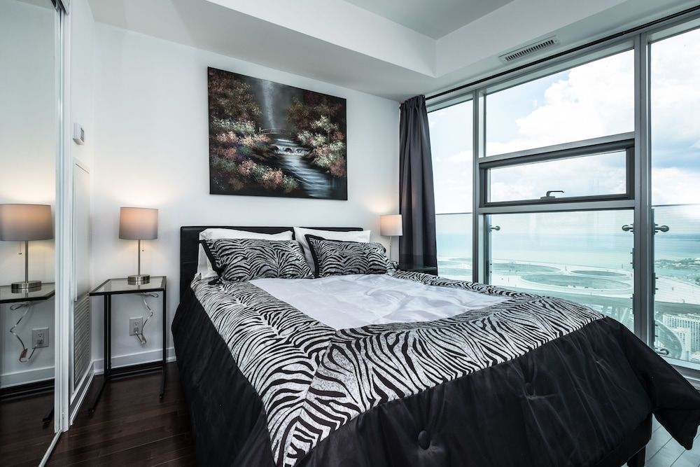 Condo in the sky with a breathtaking view Superior Condo, 1 Bedroom, Lake View 5