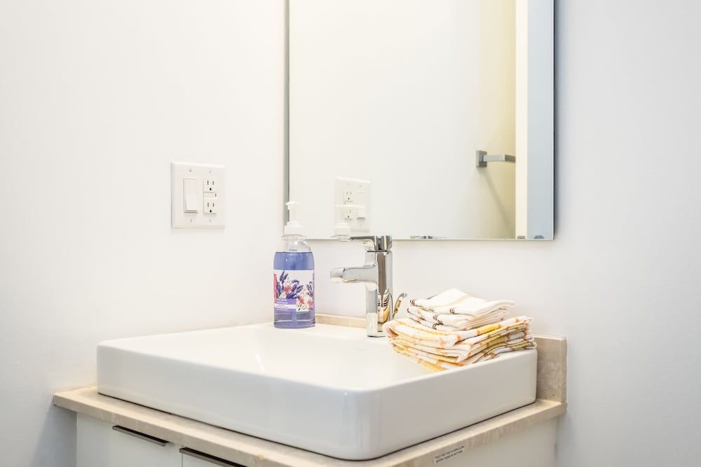 Condo in the sky with a breathtaking view Superior Condo, 1 Bedroom, Lake View 19