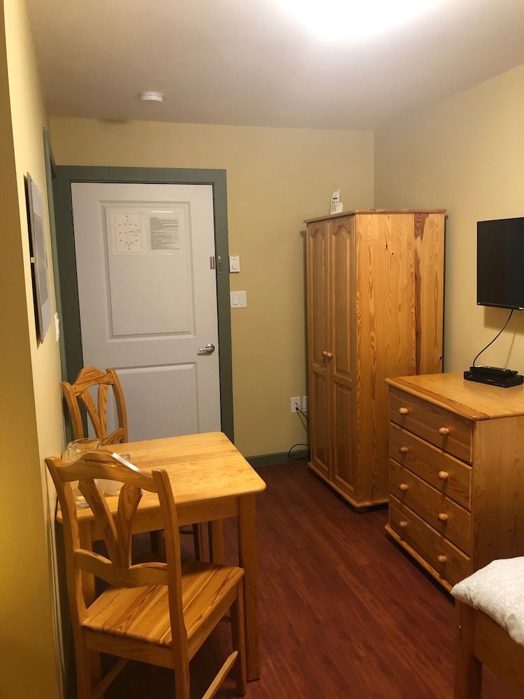 Crowsnest Vineyards Guesthouse Twin Room #1 3