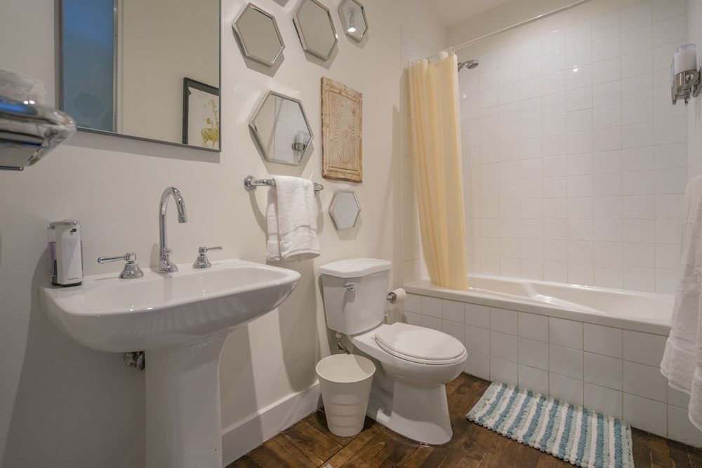 Applewood Suites - The Ossington Loft City Loft, 3 Bedrooms, Patio, City View 24