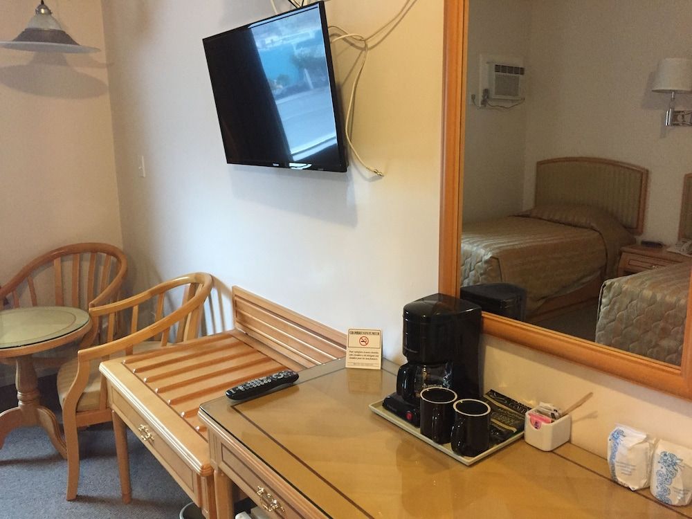 Hotel DeOro Room, 2 Twin Beds, Private Bathroom 2