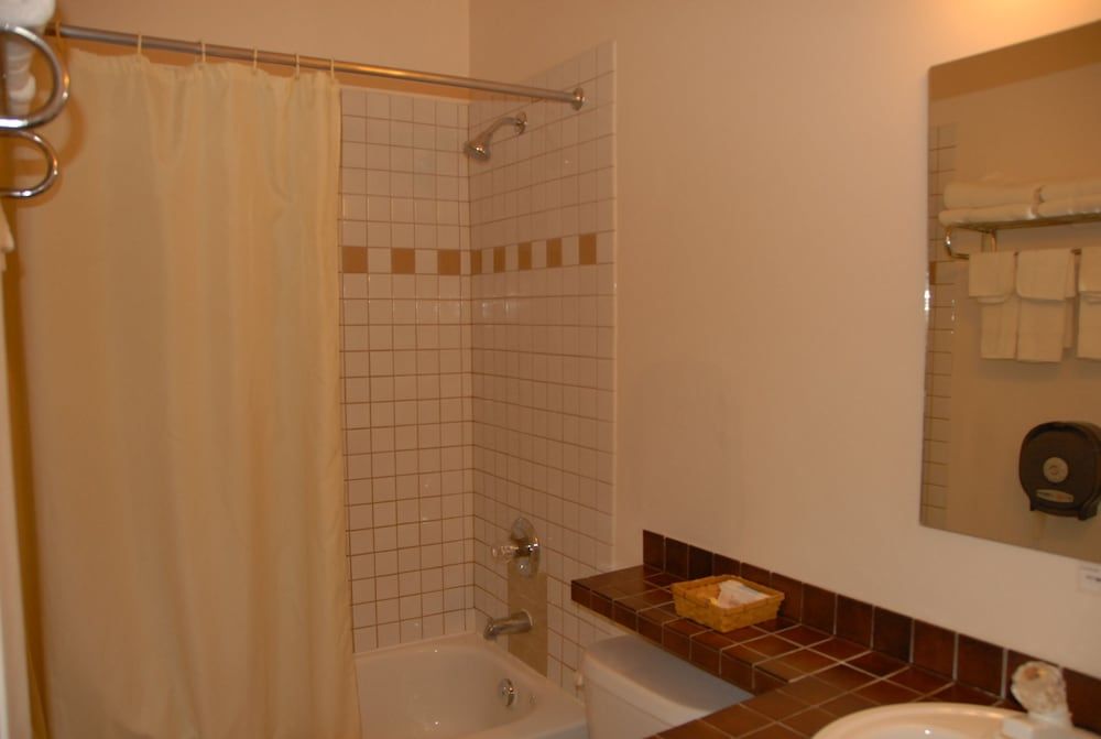 Hotel DeOro Room, 1 Queen Bed, Private Bathroom 4