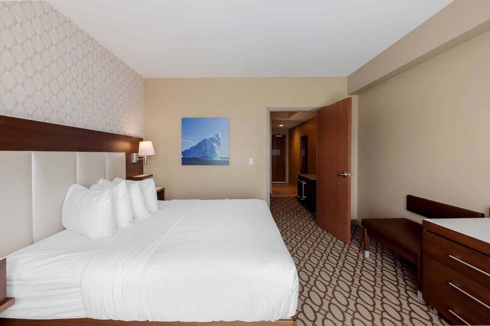 Suite, 1 King Bed with Sofa bed, Non Smoking, Refrigerator & Microwave (with Sofabed)