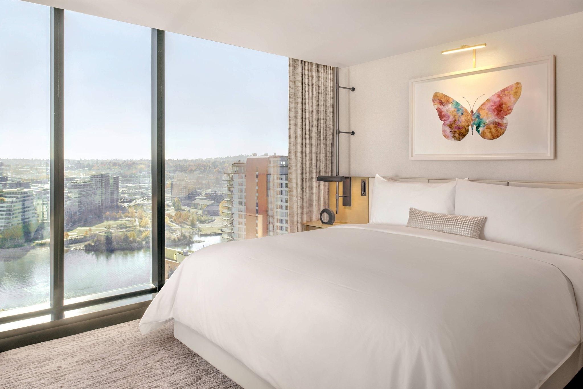 Executive lounge access, 1 Bedroom Suite, 1 King