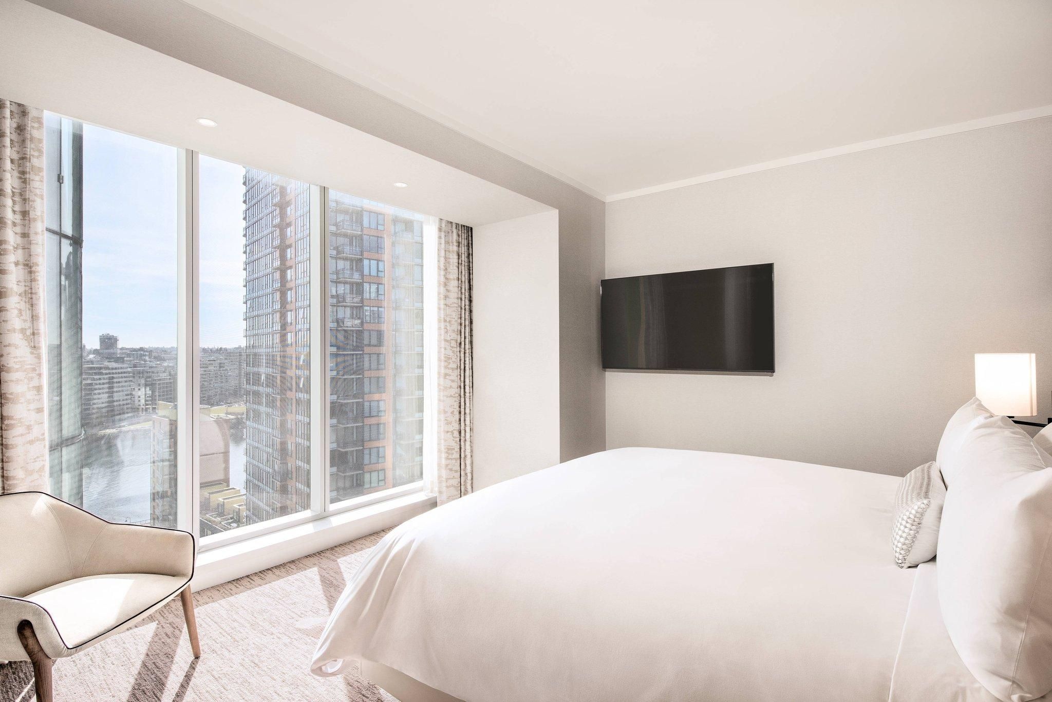 Junior Suite, 1 King, Water view