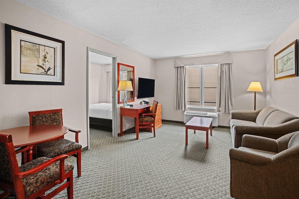 1 Queen Bed 1 Sofa bed Bedroom Efficiency