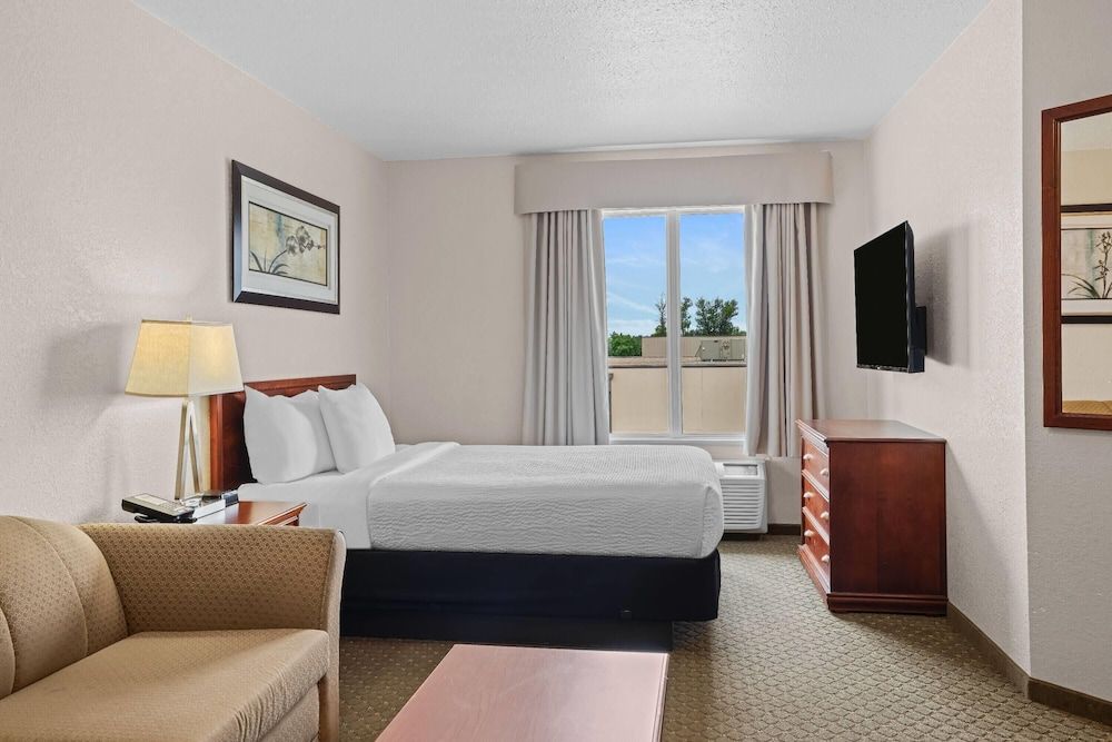 2 Queen Bed 1 Sofa bed Bedroom Efficiency
