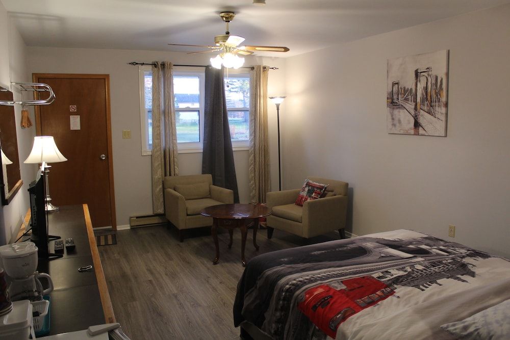 Shenstone Motor Inn & Restaurant Deluxe Room, 1 Queen Bed with Sofa bed