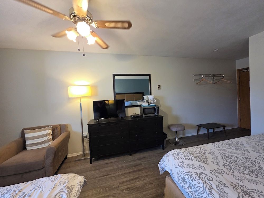 Shenstone Motor Inn & Restaurant Family Room 3