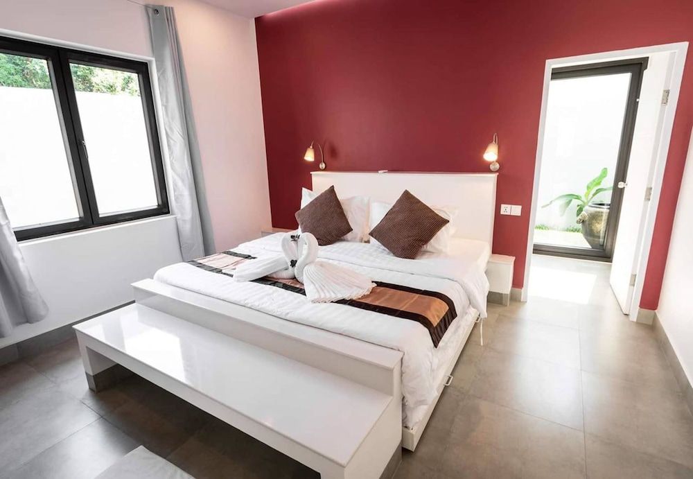 Moonlight Resort Family Villa With Private Jacuzzi (2 King Beds and 4 Single Beds and 1 living Room with sofa Bed) 2