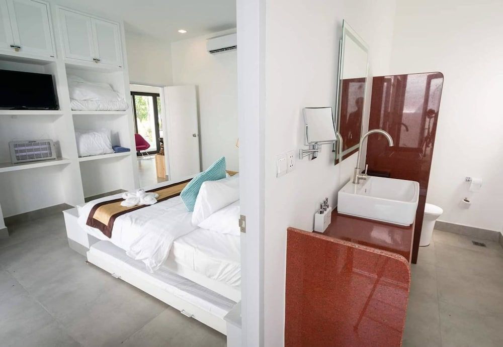 Moonlight Resort Family Villa With Private Jacuzzi (2 King Beds and 4 Single Beds and 1 living Room with sofa Bed)