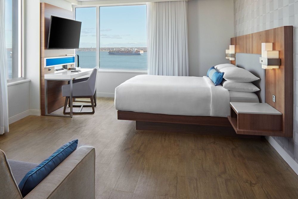 Deluxe Room, 1 Queen Bed, River View, Corner