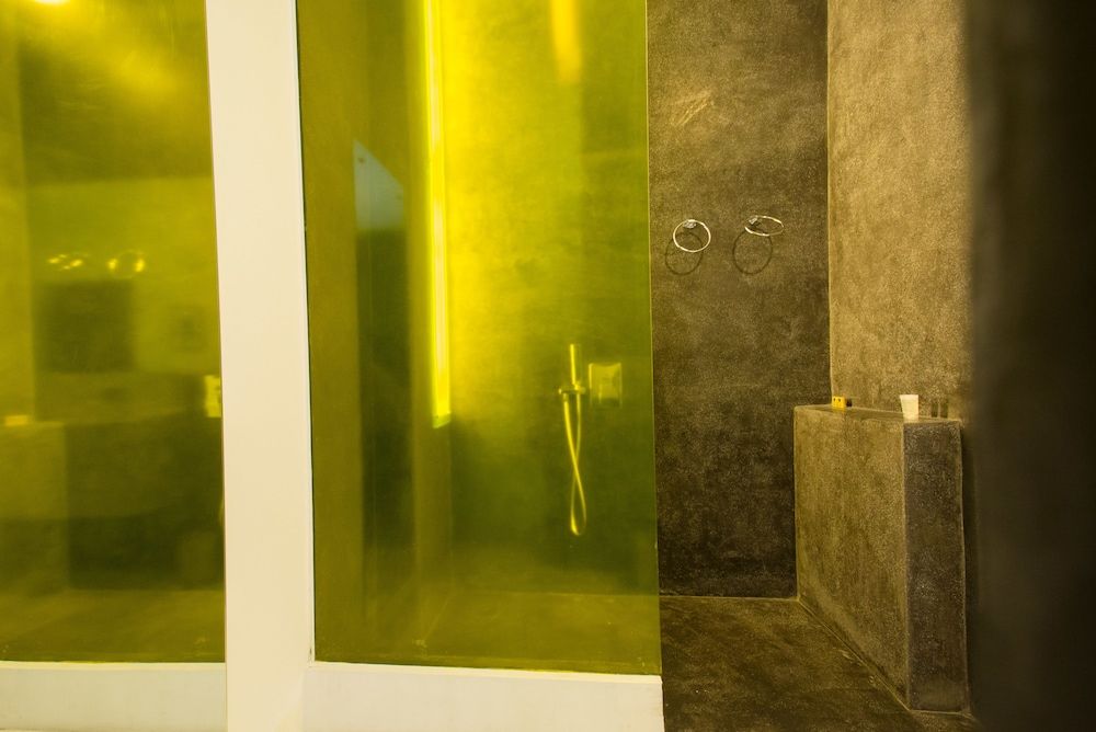 Arthur&Paul - Caters to Men Standard Room, 1 Queen Bed 8