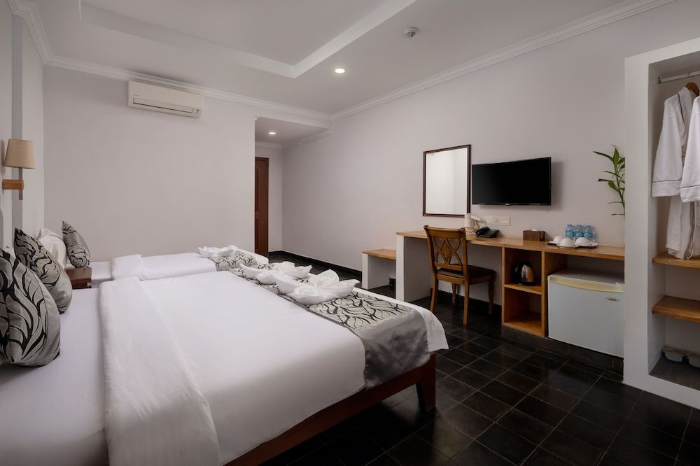 Family Suite, 1 Bedroom, Balcony, Pool View