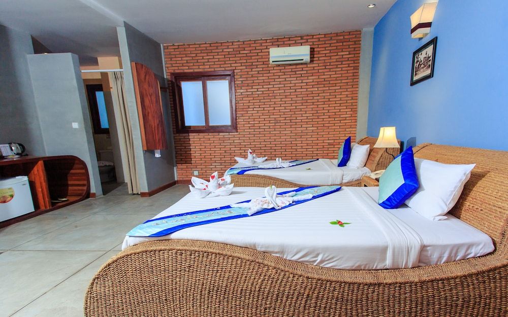 undefined Saravoan Royal Palace 2