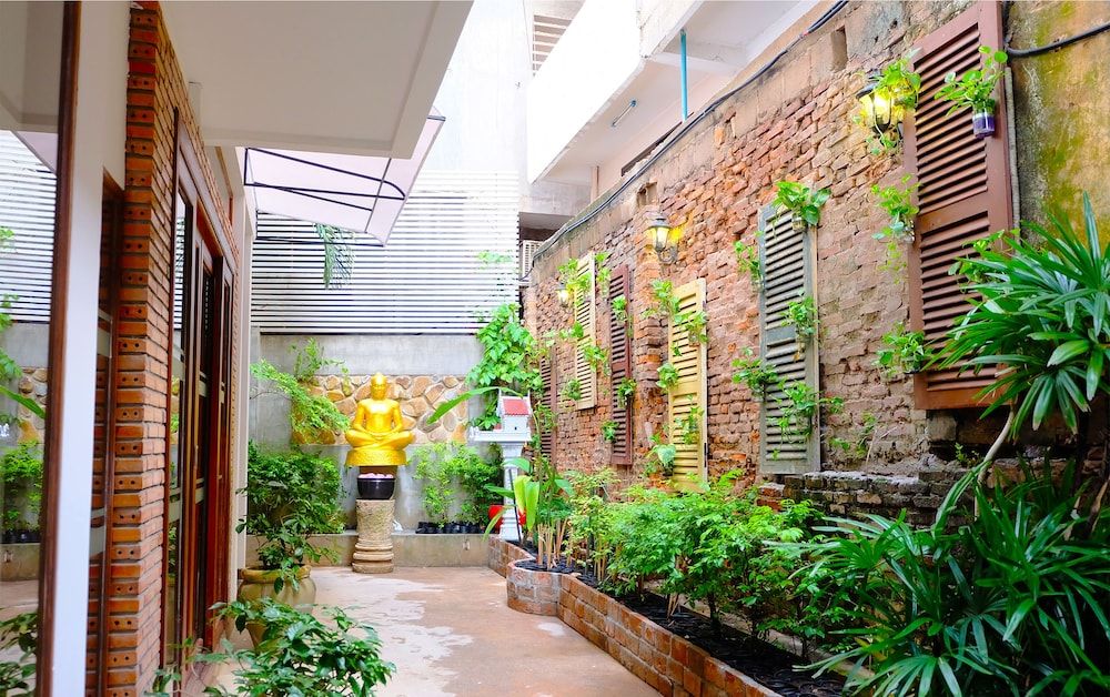 undefined Saravoan Royal Palace 10