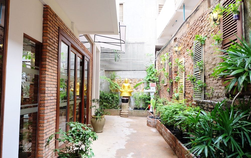 undefined Saravoan Royal Palace 9