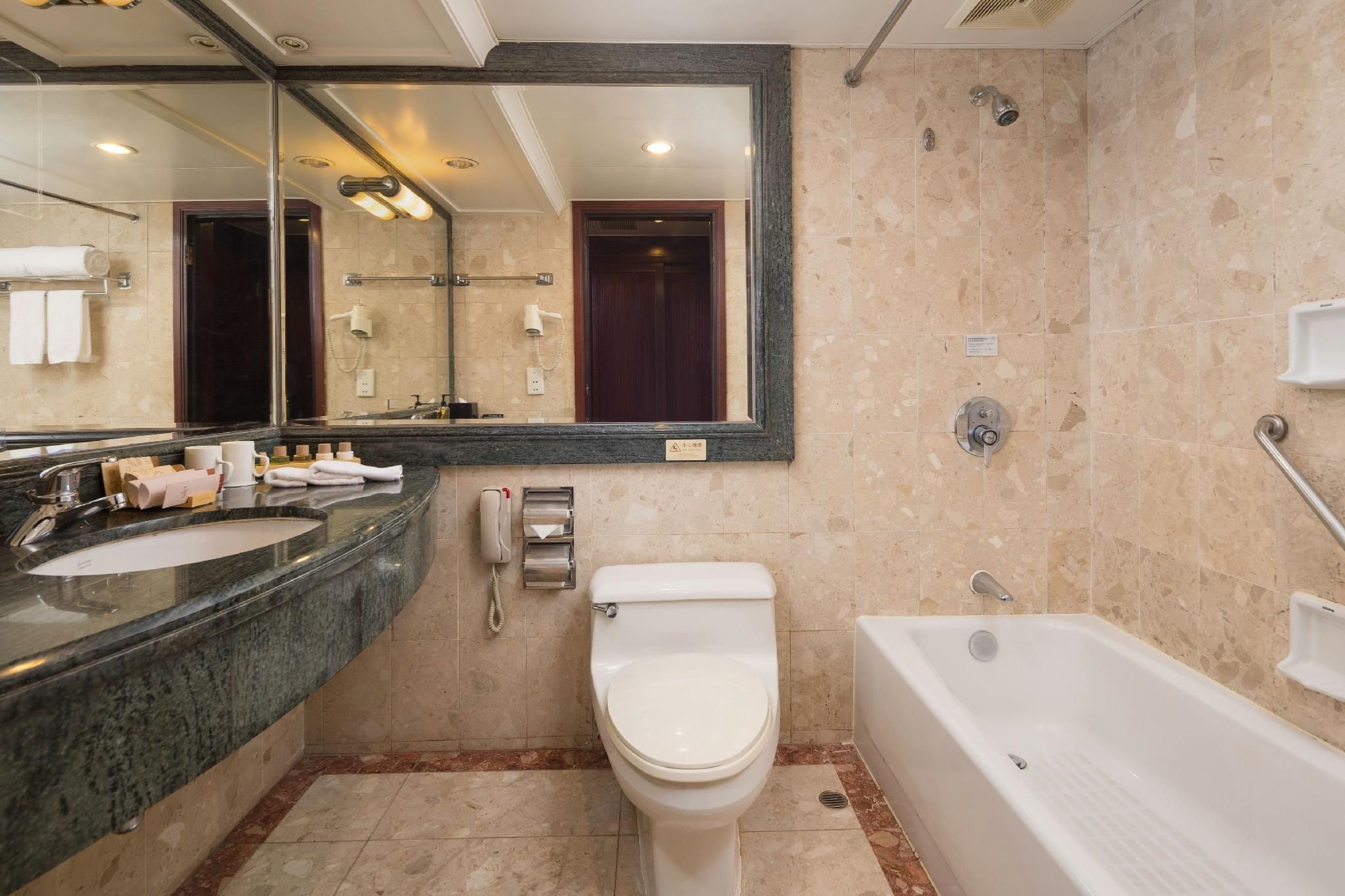 Deluxe Suite with Twin Bed