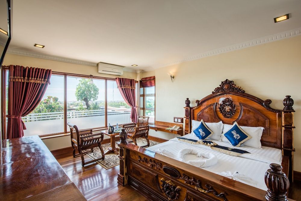 Deluxe, King, City or Garden View, Balcony