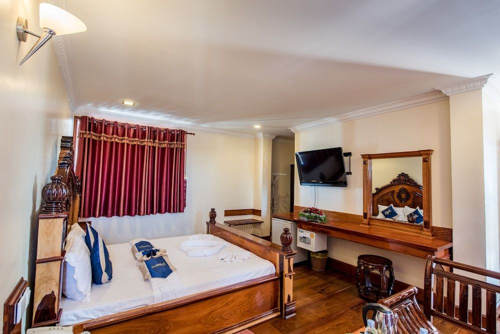 Deluxe, King, City or Garden View, Balcony