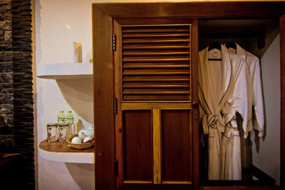 Ravorn Villa Boutique Executive Suite - Pool View 6