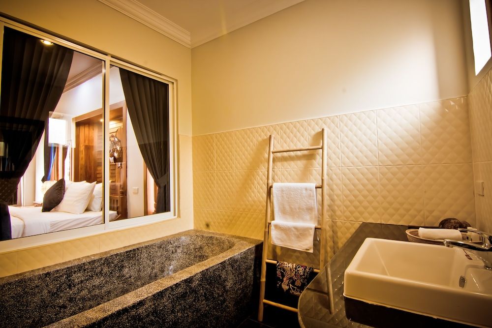 Ravorn Villa Boutique Executive Suite - Pool View 3