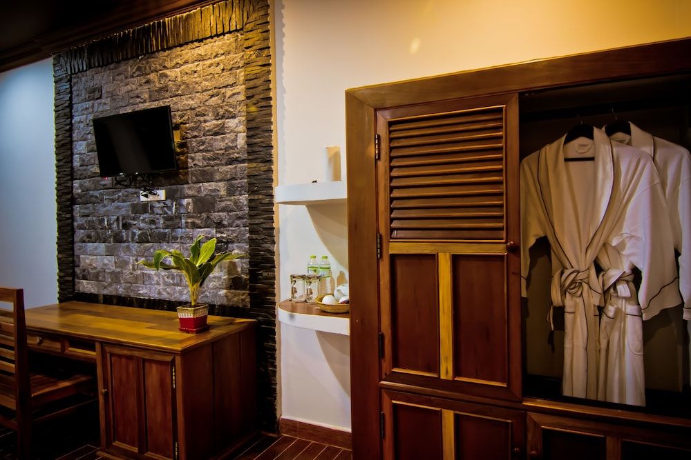 Ravorn Villa Boutique Executive Suite - Pool View 5