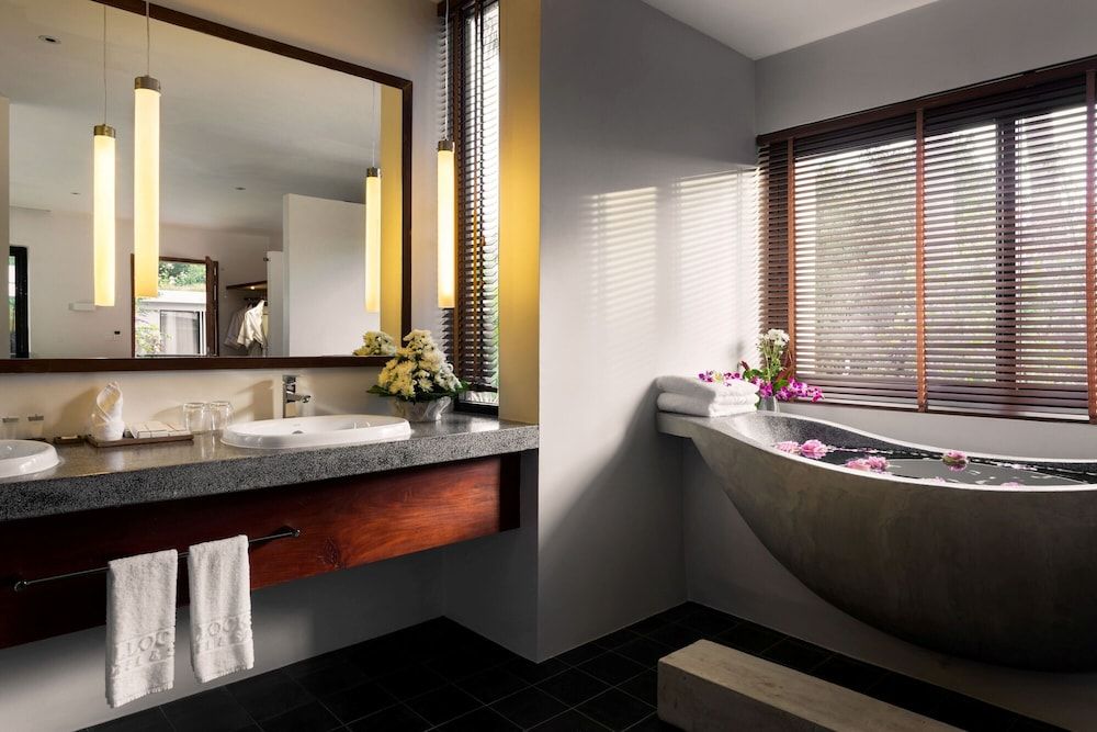 Hillocks Hotel & Spa Deluxe Suite King with 35% off Spa 5