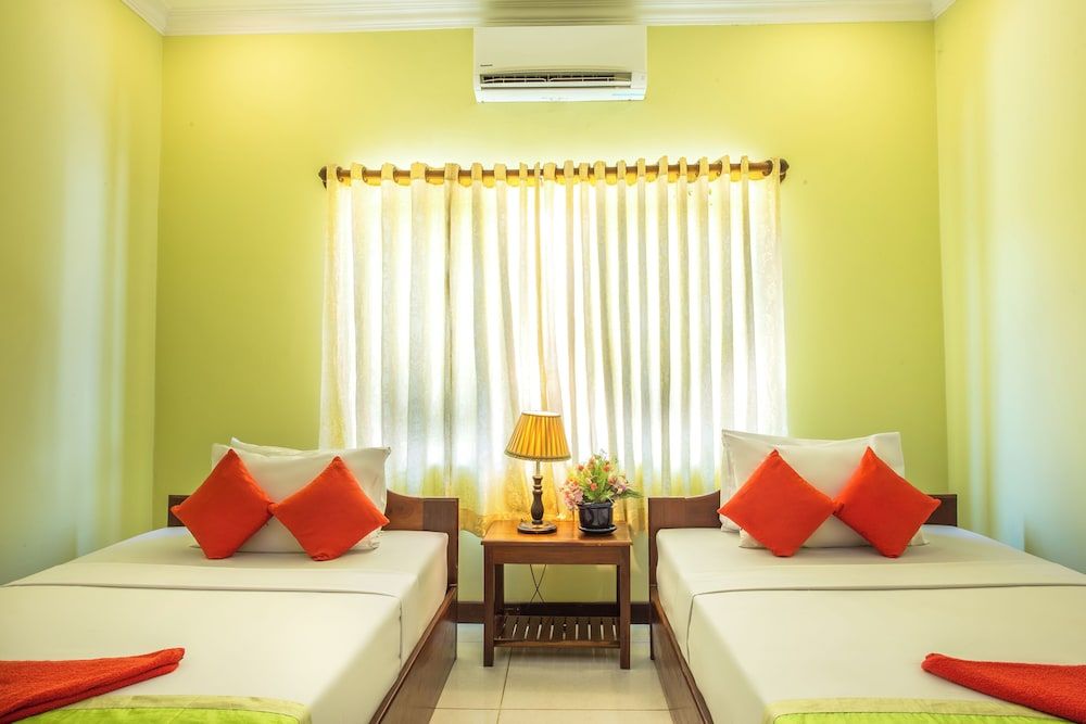 Side Walk Never Die Twin Room (with FAN - Free Pick up)