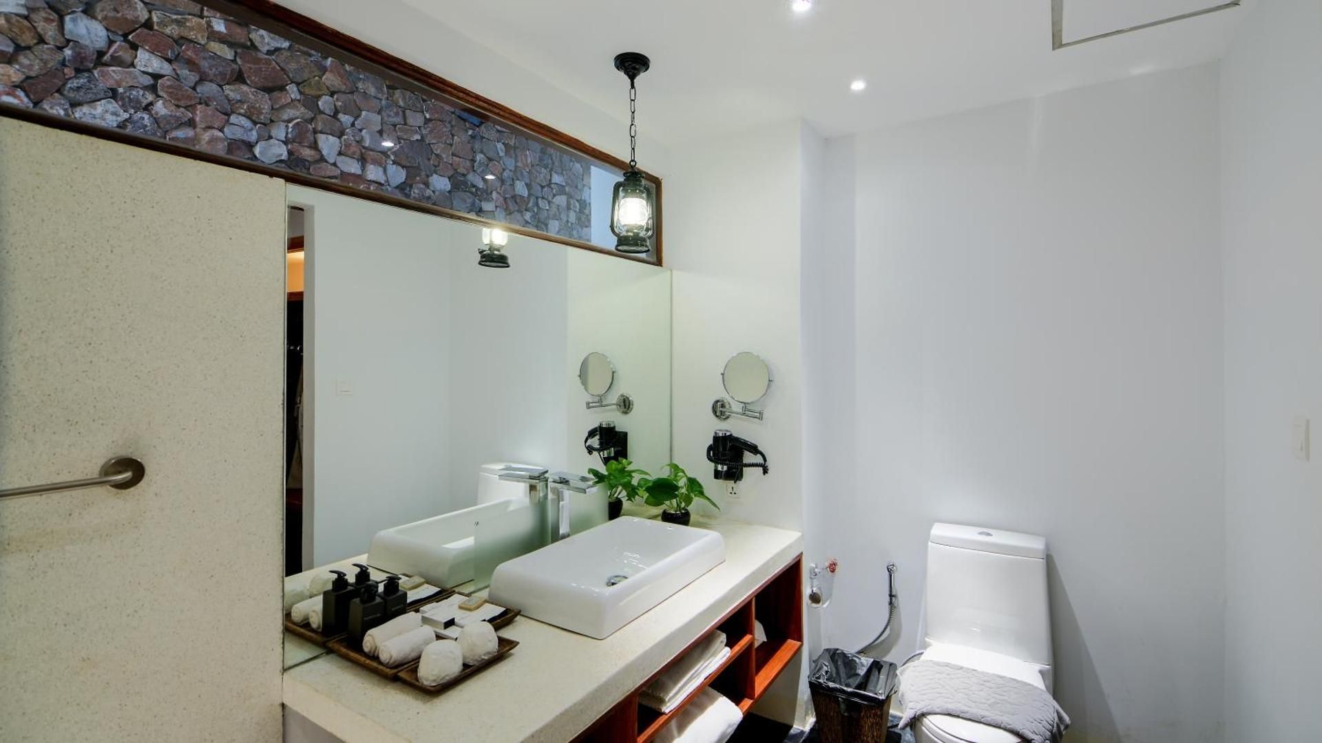 King Rock Boutique Hotel Deluxe Twin With Balcony 2