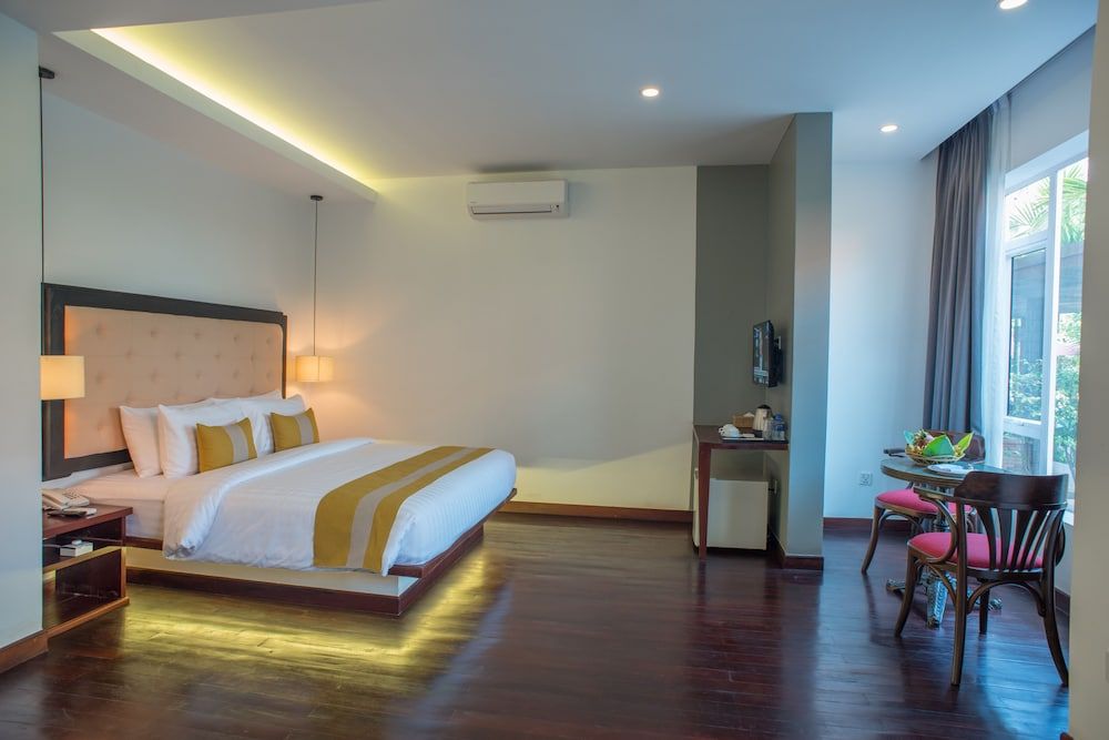 Deluxe Pool View with Balcony-Free Pickup