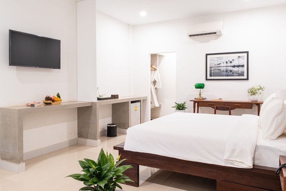 Elysium Suite Cabana Room, Pool Access