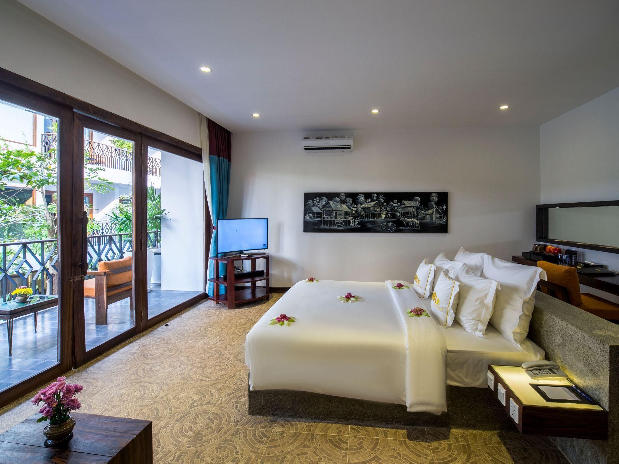 Premier Pool View King Room