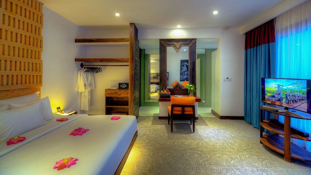 Golden Temple Retreat Premier Suite, 1 King Bed, Pool View 2