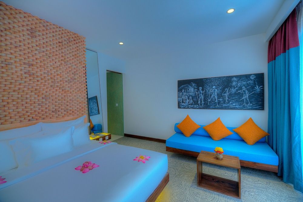 Golden Temple Retreat Premier Suite, 1 King Bed, Pool View 7