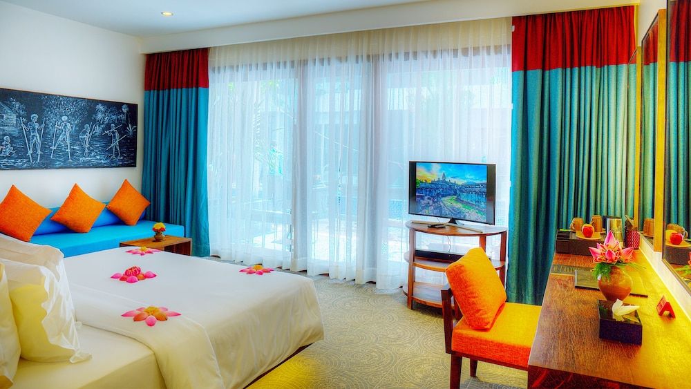 Luxury Suite, 1 King Bed, Pool Access