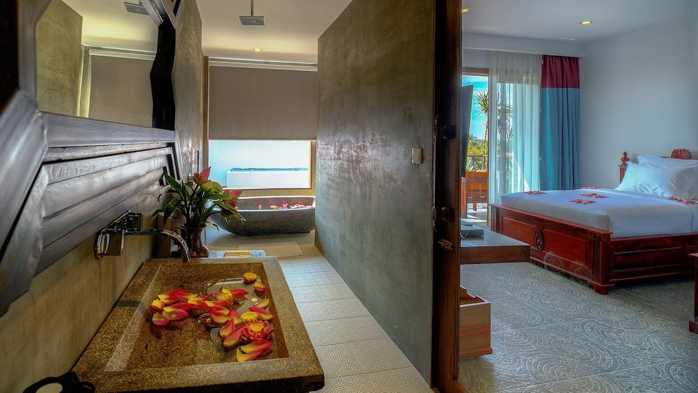 Golden Temple Retreat Premier Suite, 1 King Bed, Pool View 8