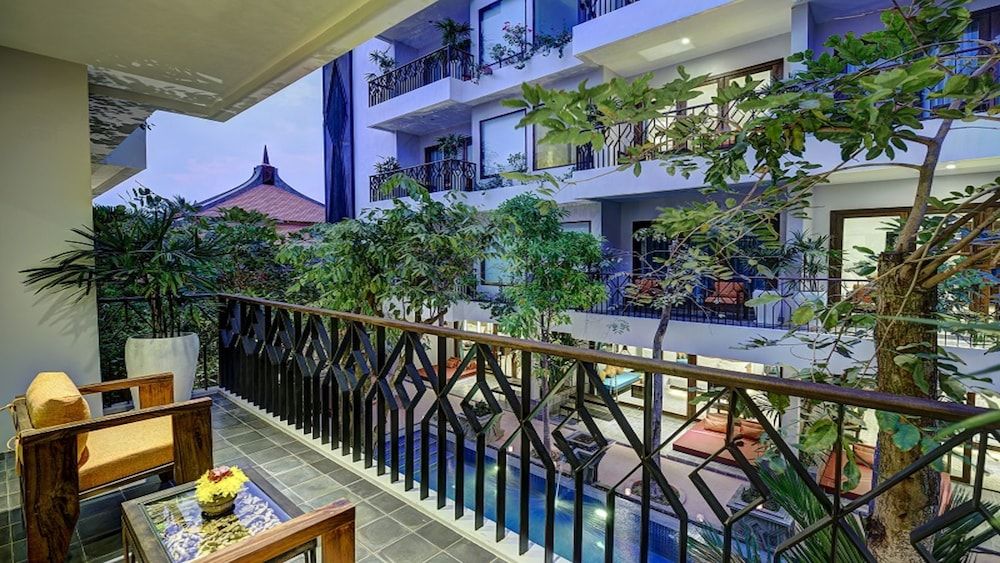 Golden Temple Retreat Premier Suite, 1 King Bed, Pool View 5